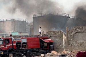 Destruição e fumo após Arábia Saudita bombardear porto no Iémen devido a carregamento de armas   