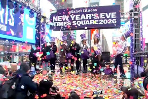 Tudo a postos para entrar em 2026: em Times Square já se testou o lançamento de confetti   