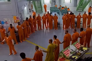 Reclusos juntam-se em oração numa prisão dos EUA na véspera de Natal  