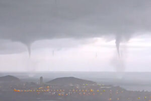 Imagens impressionantes mostram três trombas de água no mar em Espanha   