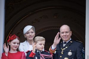 Jaime, filho do príncipe Alberto, acompanha o pai em visitas oficiais no Mónaco