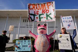Protesto em frente ao Kennedy Center contra Trump e em defesa das artes