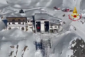 Quatro feridos após teleférico colidir com estação de chegada nos Alpes italianos 