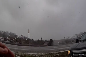 Vídeo capta momento em que camião se despista em estrada congelada no Ohio