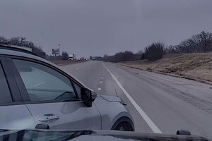 Polícia imobiliza carro após condutor adormecer ao volante nos EUA