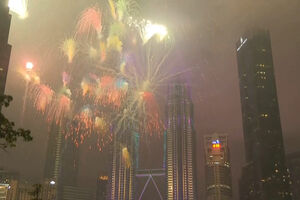 Malásia celebra a chegada de 2026 com contagem regressiva e fogos de artifício nas Torres Petronas