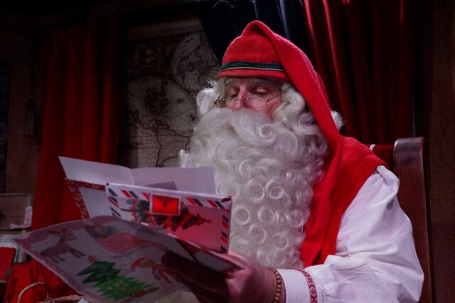 Pai Natal com vida atarefada na Lapónia a poucos dias do Natal 