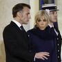 Brigitte Macron apanhada a insultar feministas: 'Vadias estúpidas'