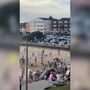 Vídeo mostra pânico na praia após disparos durante ataque mortal em Sydney 