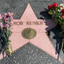 Flores na estrela de Rob Reiner no Passeio da Fama de Hollywood