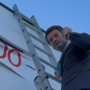 André Ventura sobe a um escadote e altera cartaz sobre ciganos