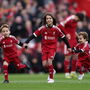 O momento em que os filhos de Diogo Jota subiram ao relvado antes do Liverpool-Wolverhampton