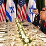 Imagens mostram Trump e Netanyahu juntos em reunião e jantar    