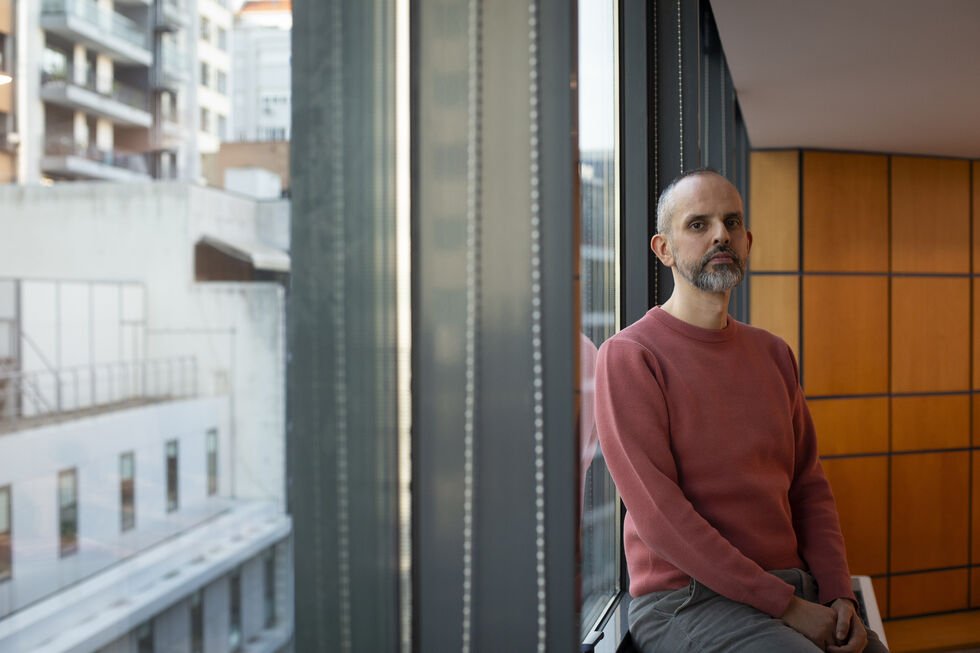 Ângelo Fernandes fotografado a 25 de novembro no gabinete  da associação Quebrar  o Silêncio 