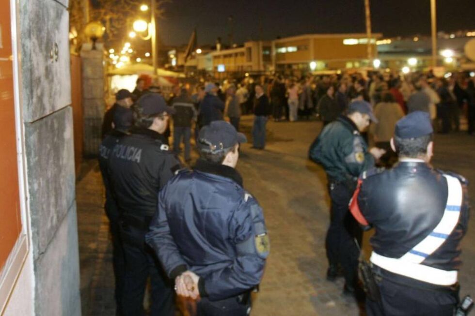 Os polícias estão impedidos de fazer greve