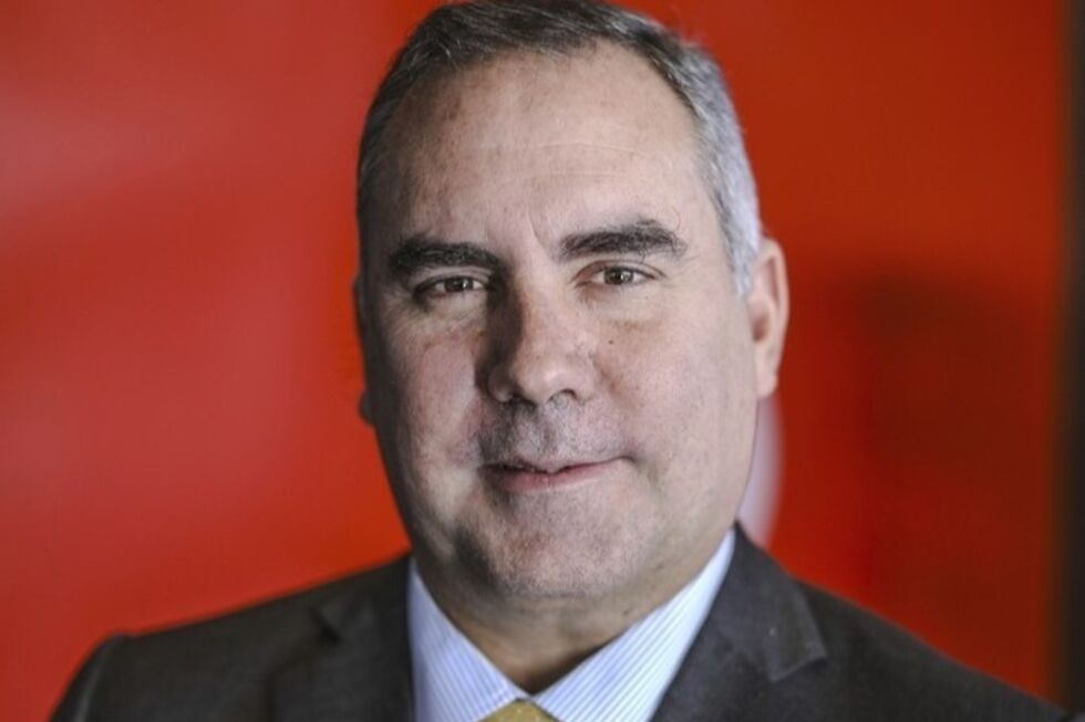 Pré-candidato à presidência do Peru sai ileso depois de carro ser atingido por tiros