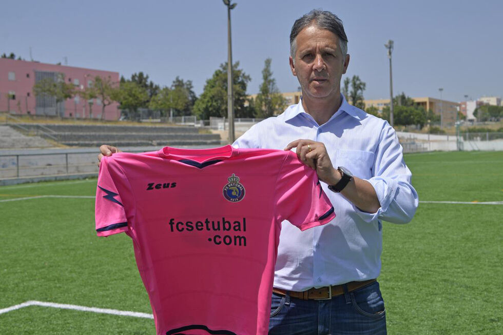 Mário Leandro acusado de recorrer a imigrantes ilegais para subir de divisão