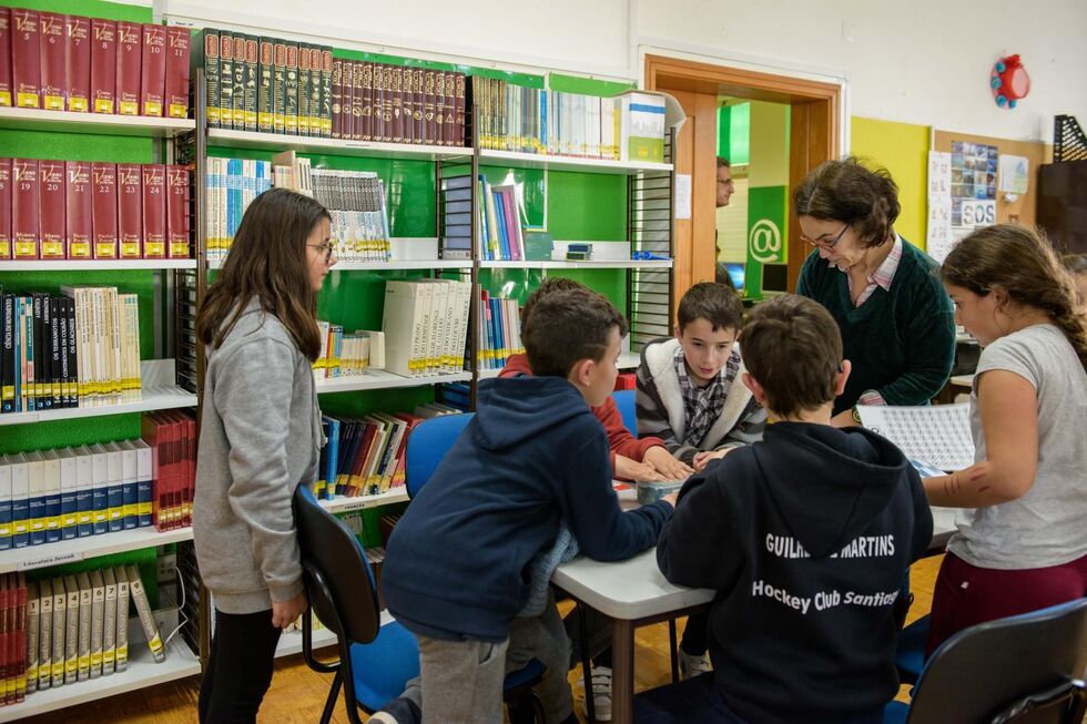 Alunos do 1.º ciclo reúnem-se em biblioteca escolar