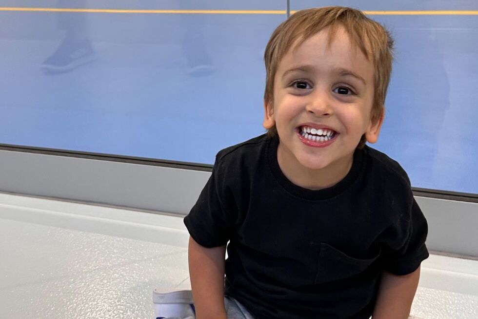 Dinis sorri enquanto assiste a um jogo de futsal, com apoio da Associação Salvador.
