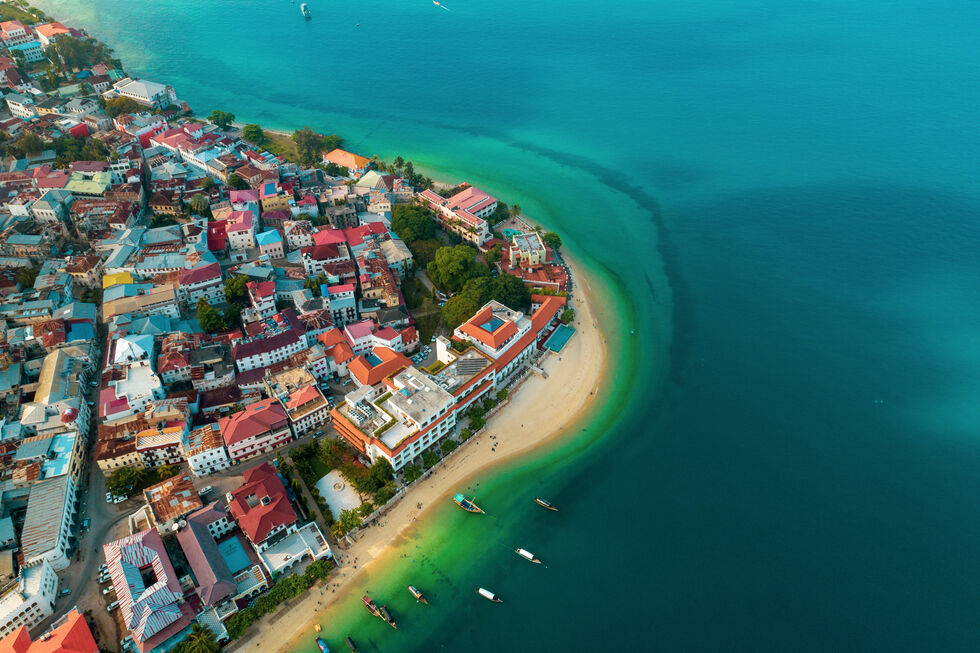 Uma vista aérea de Stone Town,  a zona  histórica da capital, a cidade de Zanzibar