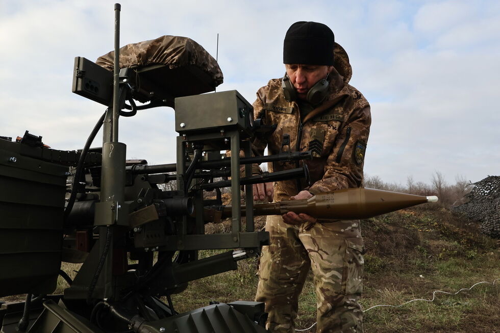 Soldado ucraniano manuseia arma