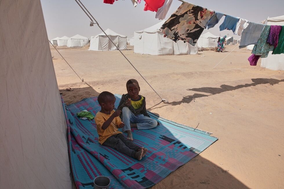 Crianças afetadas pela violência no Sudão vivem em campos de refugiados