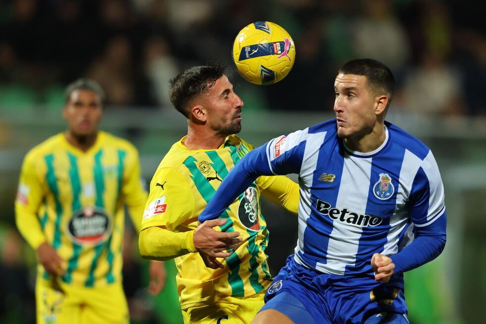 Futebolistas do FC Porto e Tondela disputam a bola durante o jogo