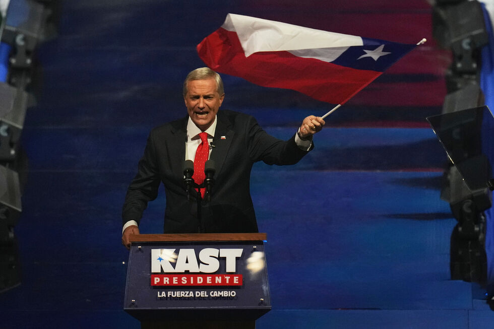 José António Kast, candidato à presidência do Chile, acena com bandeira