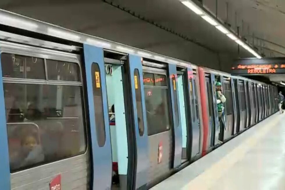 Metro da Linha Azul parado no sentido Reboleira - Santa Apolónia. Greve aumenta tempos de espera