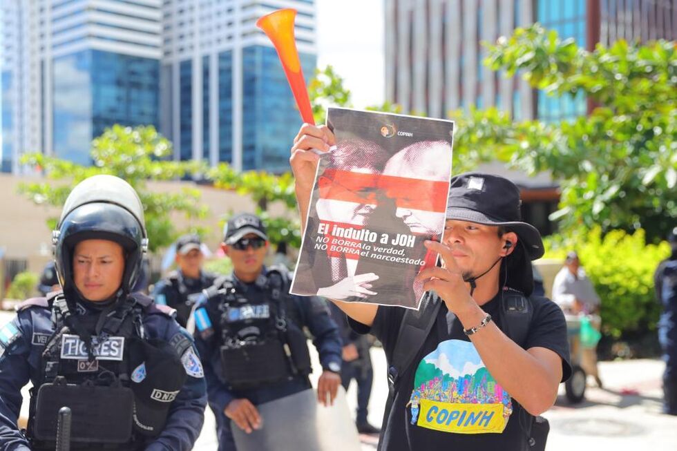 Um cidadão protesta contra a libertação de Juan Orlando Hernández