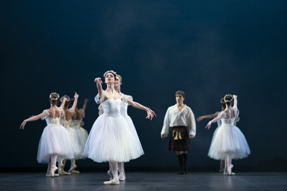 Bailarinos do CNB revivem 'Romeu e Julieta' no Teatro Camões.
