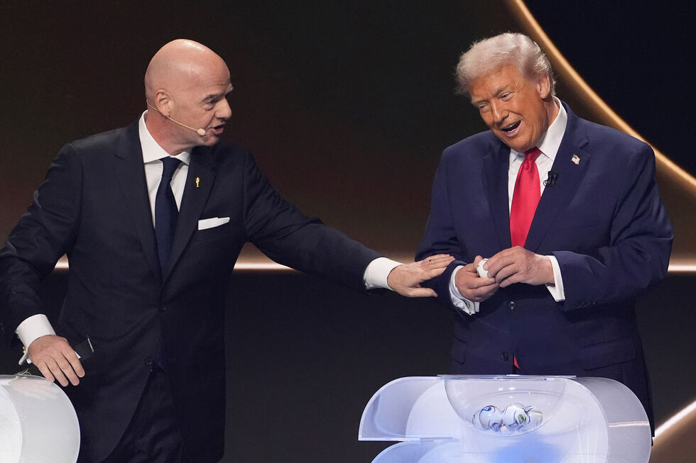 Infantino acusado de violar código de ética ao entregar prémio a Trump