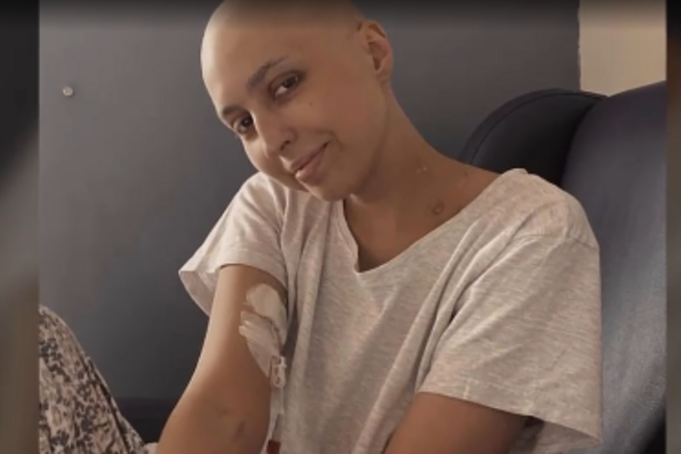 Ângela Pereira surge num vídeo com sinais de tratamento médico.
