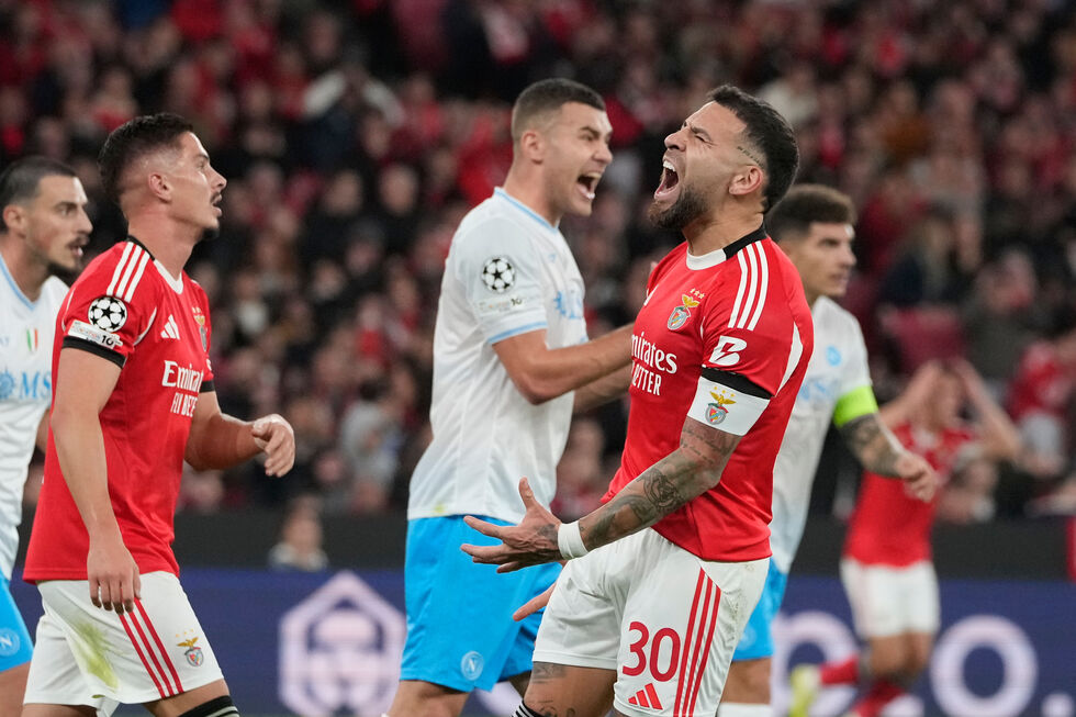 Jogadores do Benfica celebram vitória contra o Nápoles na Liga dos Campeões