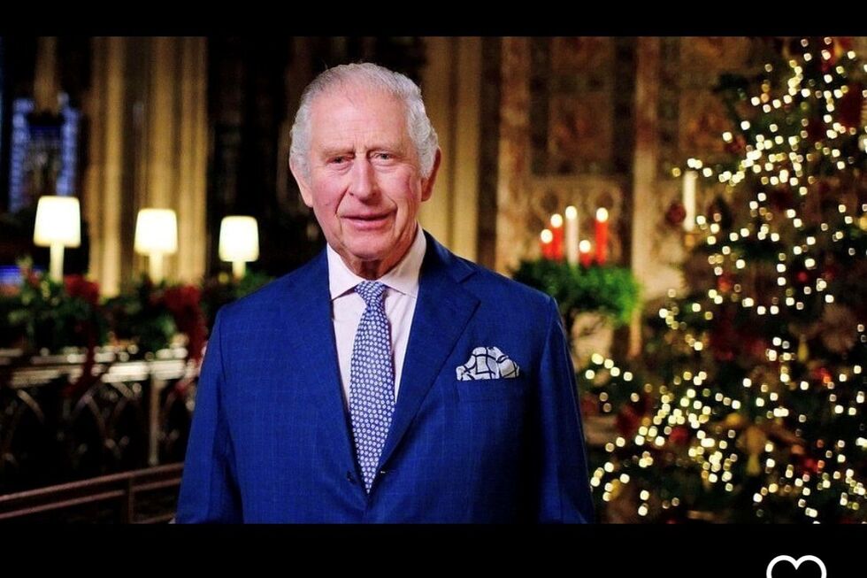 O monarca vende decorações para a árvore de Natal