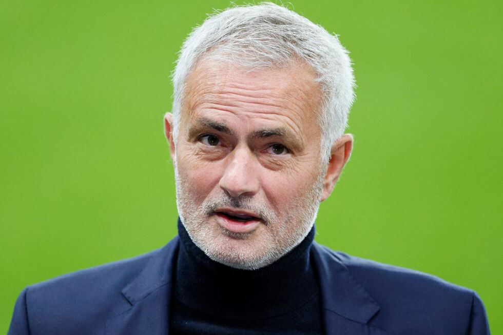 José Mourinho reage junto ao banco de suplentes do Benfica