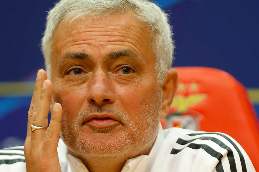 Mourinho justifica escolhas táticas para o jogo, mencionando Ivanovic e Tomás Araújo.
