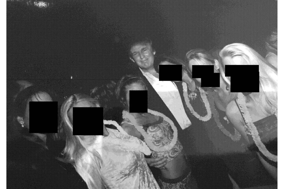 Divulgadas fotos de Trump com várias mulheres 