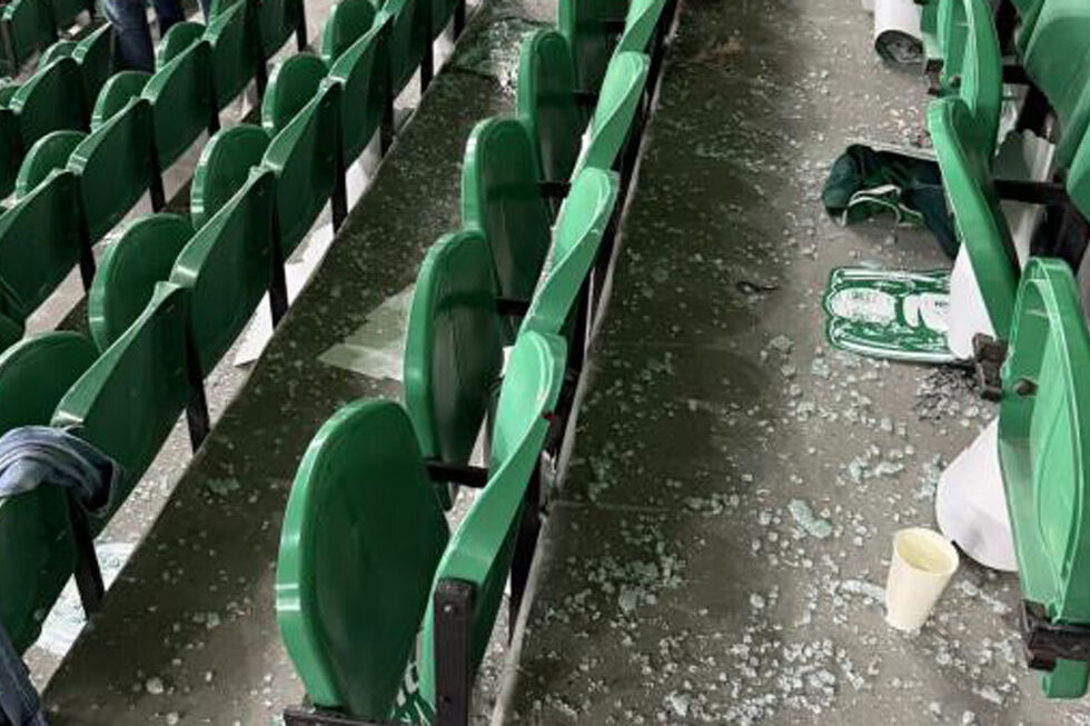Cacos de vidro espalhados nas bancadas de um estádio de futebol
