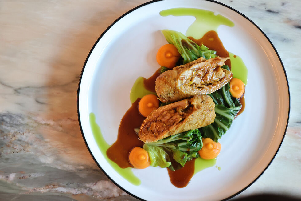 Sérgio Barbosa sugere peru com alheira e pistácio, abóbora e couve-portuguesa na Tasca da Memória, em Lisboa