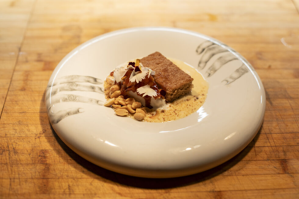Enxovalhada  do Barreiro com creme de baunilha, crumble de fogaça, gelado de coco e caramelo salgado 