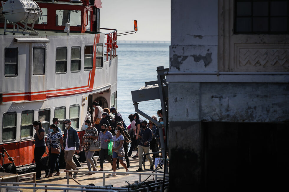 Passageiros desembarcam de um barco da Transtejo Soflusa em Lisboa