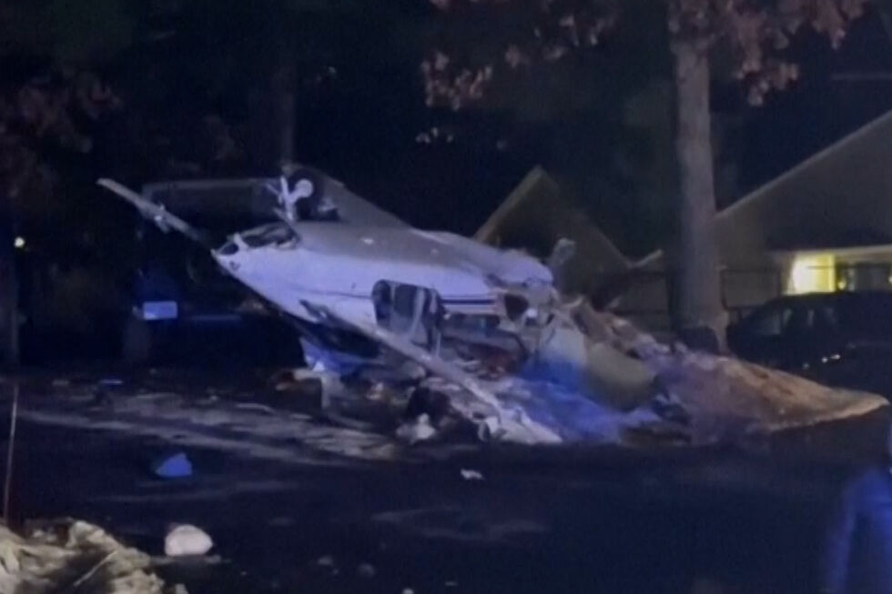 Aeronave despenha-se em plena rua de New Hampshire. Piloto ficou ferido 