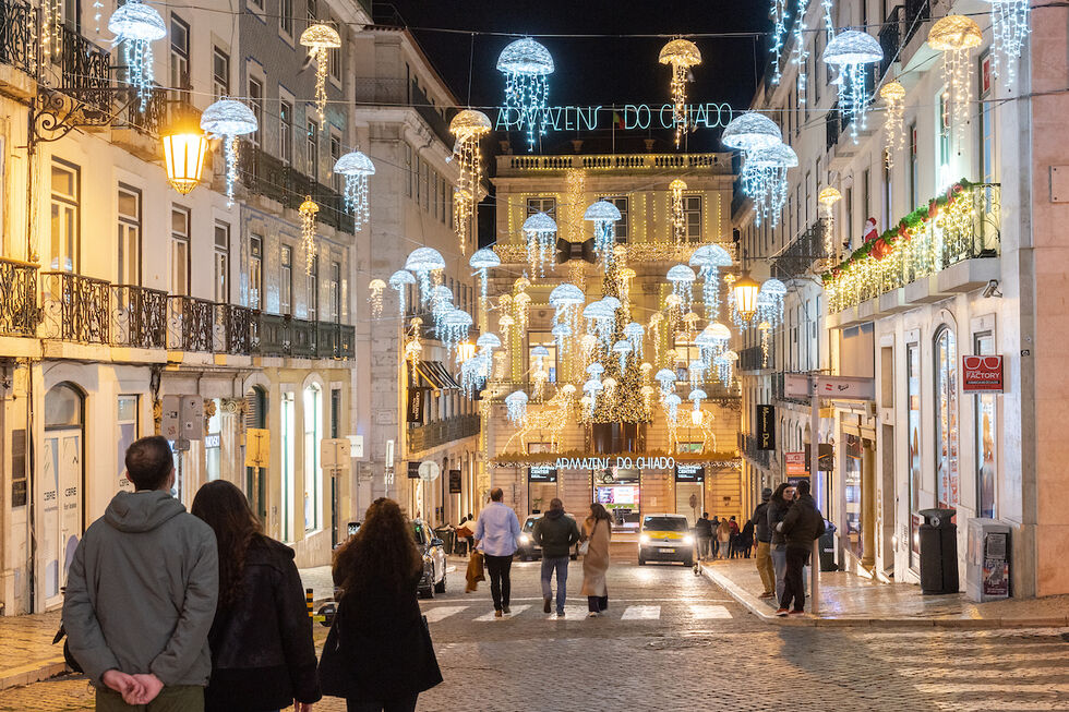 Rua do Chiado iluminada durante a época festiva, agora pedonal aos fins de semana.
