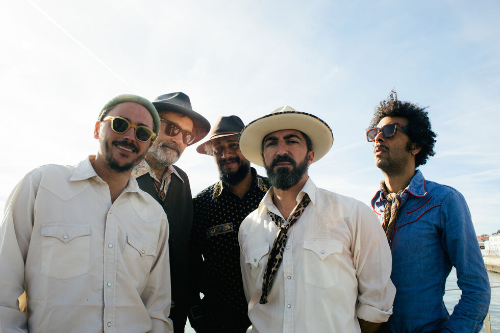 A banda Fogo Fogo encerra as celebrações de 10 anos de carreira esta sexta-feira à noite, com um convidado especial: Carlão