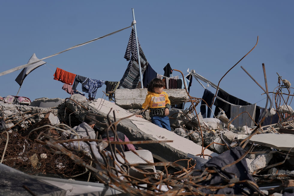 Resgate de corpos na Faixa de Gaza após cessar-fogo, equipas recuperam corpos de família na Cidade de Gaza