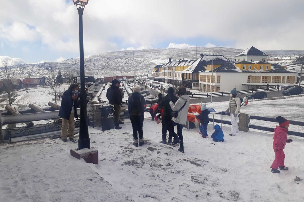 Inverno começa com frio e temperaturas baixas em paisagem com neve e pessoas
