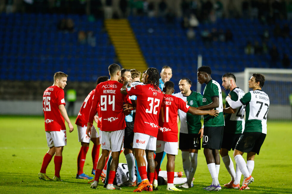 Santa Clara pede anulação da expulsão de Paulo Vitor após jogo com o Sporting