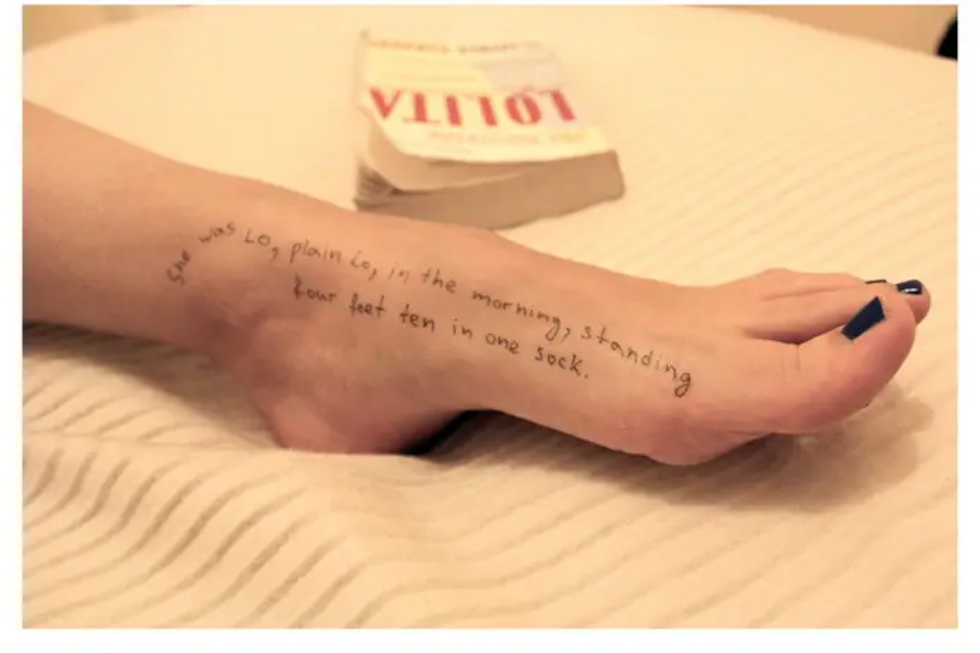 Pé tatuado com excerto de Lolita em fotos de Jeffrey Epstein