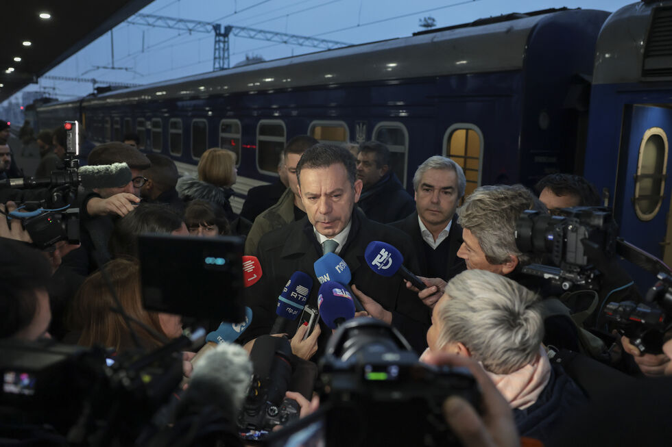 Montenegro em Kiev, com jornalistas, expressa apoio e afeto a Ucrânia